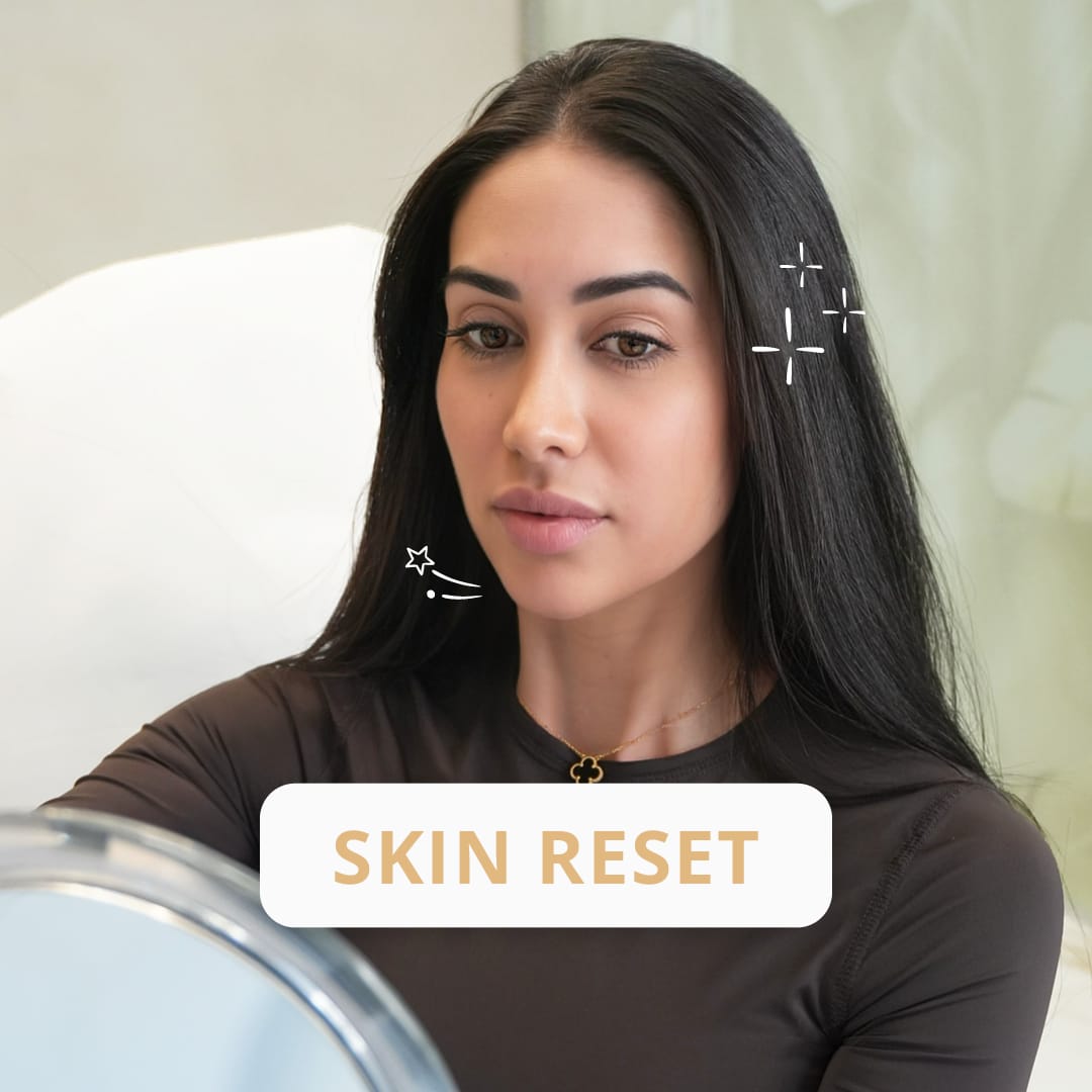 Glückliche Beauty2Go Patientin betrachtet Ergebnisse im Spiegel, nach minimalinvasiver Schönheitsbehandlung für einen frischen Skin Reset im Herbst
